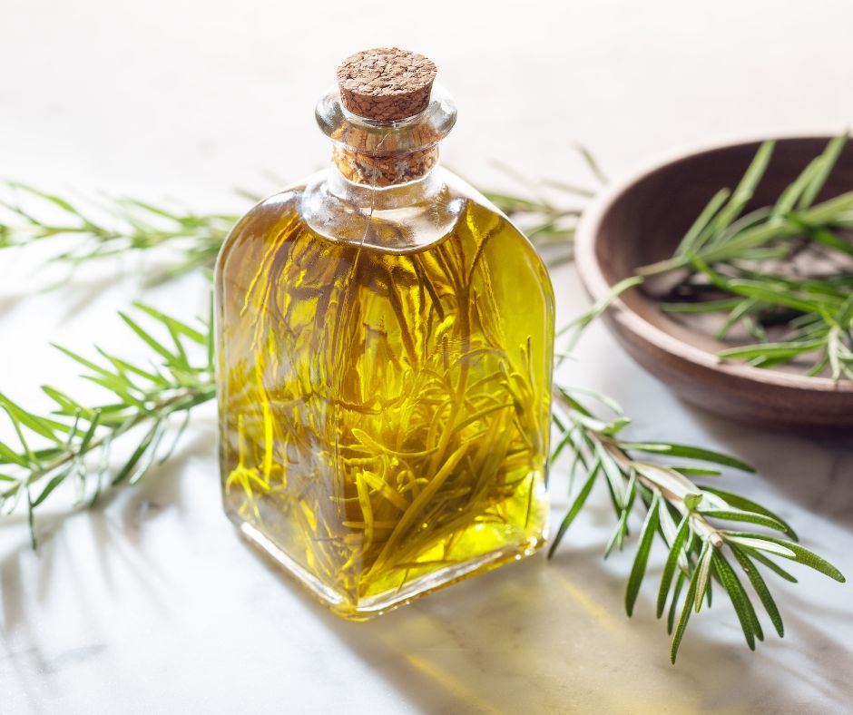 olivový olej v sklenenej fľaške ochutený rozmarínom